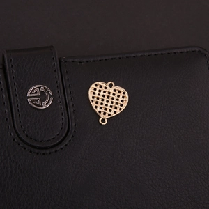 Detalle del conector de metal dorado en forma de corazón con textura de malla y bucles para DIY