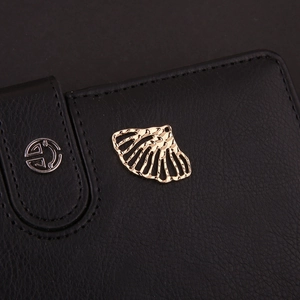 Detalle de un colgante dorado en forma de abanico con acabado martillato para joyería