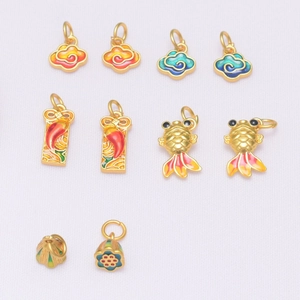 Pendentifs traditionnels en émail doré avec motifs carpe koï, nuages et gousse de lotus