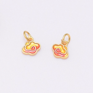 Détail de breloques nuage dorées avec émail coloré pour la fabrication de bijoux DIY