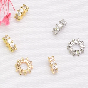 Primer plano de cuentas espaciadoras de oro de 14K con micro circonitas para joyería DIY