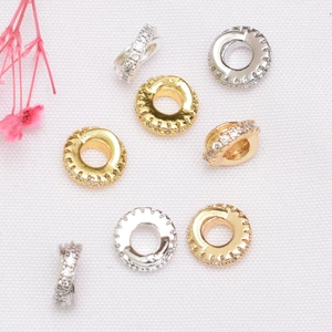 Foto macro de cuentas espaciadoras bañadas en oro de 14K con circonitas para joyas