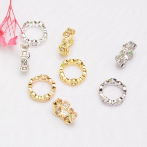 Detalle de cuentas espaciadoras bañadas en oro 14K con circonitas para pulseras DIY