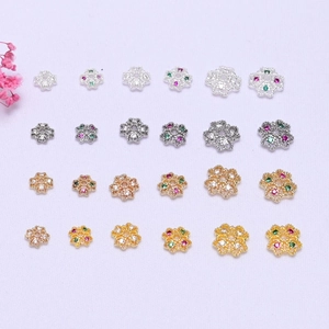 Dettaglio dei distanziali a quadrifoglio in oro 14K con zirconi in quattro colori metallici