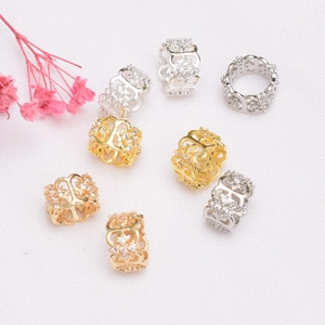 Dettaglio di perline distanziatrici in zircone placcate oro 14K con design traforato