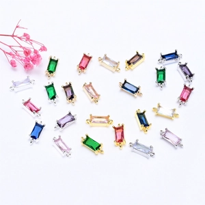 Macro-opname van rechthoekige zirkoonhangers met dubbele lussen voor DIY-sieraden maken