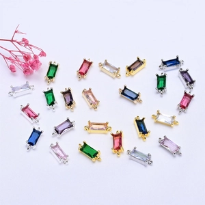 Detail van rechthoekige zirkoon connectoren in diverse kleuren voor DIY sieraden maken