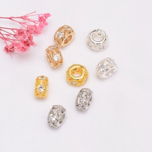 Dettaglio di perle distanziatrici placcate oro 14K con zirconi per braccialetti fai-da-te