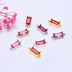 Gedetailleerde macro-opname van 14K vergulde zirkoonhangers voor het maken van DIY-sieraden