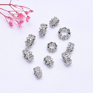 Detalle macro de 10 cuentas espaciadoras bañadas en plata con circonitas para pulseras DIY