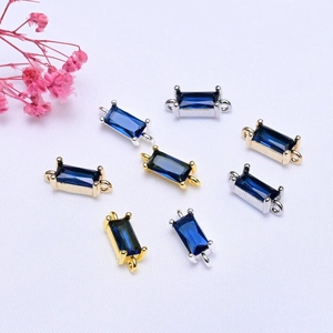 Macro-opname van 14K vergulde rechthoekige blauwe zirkoon hangers met dubbele oogjes