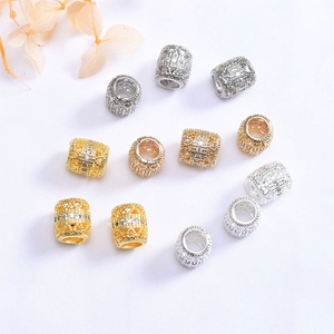 Gros plan de perles évidées plaquées or 14K avec zircons micro-pavés pour bijoux DIY