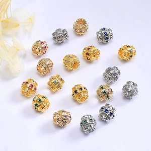 Detalle de abalorios de oro de 14K con circonitas de colores para pulseras de bricolaje