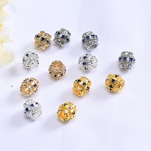 Cuentas cilíndricas bañadas en oro de 14K con circonitas azules y diseño floral hueco