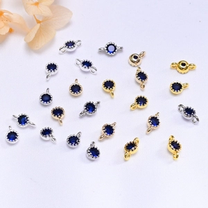 Dettaglio ravvicinato di ciondoli in zircone blu per gioielli fai-da-te in oro e argento