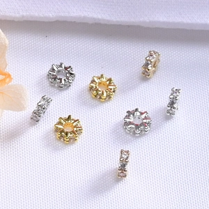 Primer plano de cuentas espaciadoras de circonita bañadas en oro 14K para joyería DIY