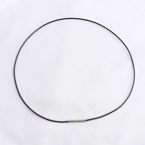 Collar minimalista de cordón trenzado negro con cierre magnético cilíndrico plateado