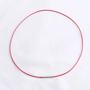 Collar minimalista de cordón encerado rojo con cierre cilíndrico de plata brillante
