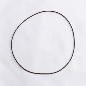 Cordon de collier minimaliste en cuir marron avec un fermoir magnétique en métal argenté