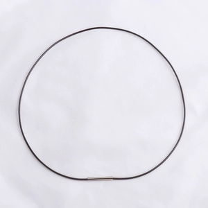 Collar minimalista de cordón encerado negro con un elegante cierre cilíndrico plateado