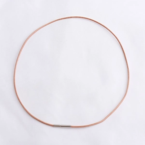 Vue détaillée du collier en cordon tressé rose avec un fermoir en métal argenté