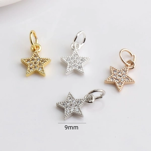 Vue macro de pendentifs étoile 9mm avec zircons sertis en finitions or et argent