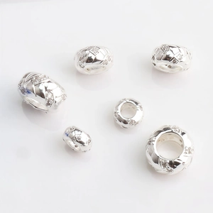 Cuentas con relieve en oro de 14K y dijes huecos para creación de joyas DIY