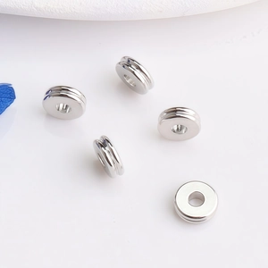 Detailansicht von fünf silbernen Abstandsperlen mit Doppelrillen für DIY-Schmucksets