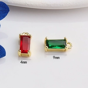 Detalle macro de colgantes rectangulares de circón bañados en oro 14K de 4mm y 9mm