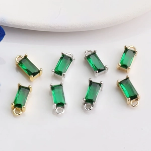 Detalle de colgantes rectangulares de circonita esmeralda bañada en oro 14K para joyas