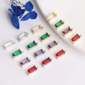 Primer plano de dijes de circonia rectangulares de varios colores para joyería artesanal