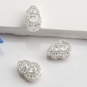 Détail de perles calebasse plaquées or 14K avec zircon coeur et serti micro-pavage