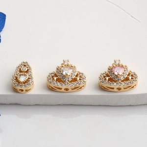 Gros plan de perles cœur et gourde plaquées or 14K avec incrustations de zircons brillants