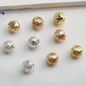 Détail de perles creuses en or 14K pour la création de bijoux DIY et bracelets