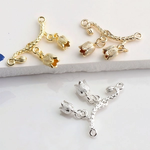 Detail von 14K vergoldeten Tulpenblüten-Anhängern für DIY-Schmuckherstellung und Basteln