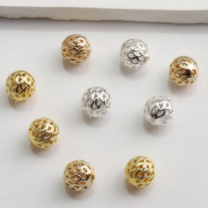 Vue détaillée de perles ajourées en or 14K avec motifs de vagues pour bijoux DIY
