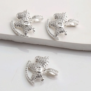 Trois pendentifs cheval à bascule en or 14K avec pavé de zircons cubiques argentés