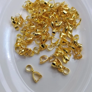 Goldfarbene Anhängerschlaufen für DIY-Schmuckherstellung auf weißem Tablett