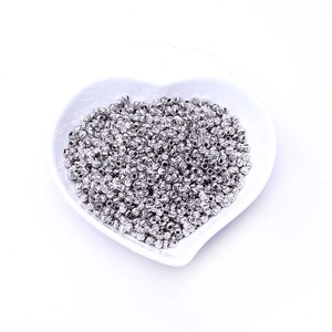 Dettaglio di perle metalliche argentate sfaccettate per gioielli fai-da-te in piatto