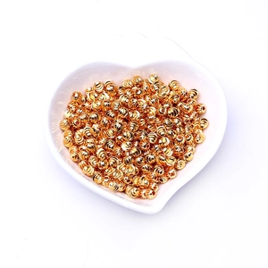 Dettaglio di perle a coste placcate oro 14k in un vassoio bianco a forma di cuore