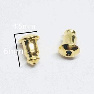 Detaillierte Makroansicht von 4,5x6mm großen vergoldeten 14k Ohrmuttern in Geschossform