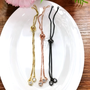 Bracciali a catena box regolabili in oro, oro rosa e nero con ciondoli a cuore in cristallo