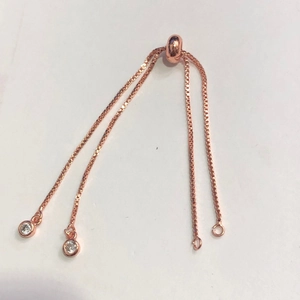 Dettaglio della chiusura a scorrimento in maglia veneziana oro rosa per bracciali