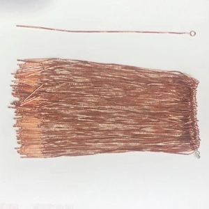 Esposizione di catene veneziane in oro rosa per orecchini e gioielli raffinati