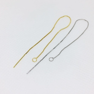 Dettaglio di fili per orecchini a catena box in argento e oro con estremità ad ago