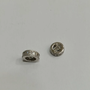 Dettaglio di perline a ruota placcate argento con zirconi per creazioni di gioielli fai da te