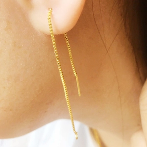 Orecchini minimalisti a catena a scatola dorata per un look davvero sofisticato