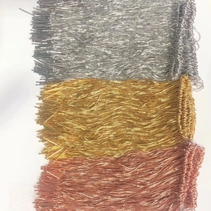 Dettaglio di fili per orecchini in argento, oro e oro rosa con componenti a spillo
