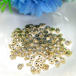 Détail de pendentifs cœur plaqués or 14k avec zircon pour la création de bijoux DIY