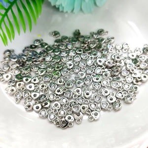 Vue macro de breloques cœur en plaqué or 14k avec oxydes de zirconium pour bijoux DIY